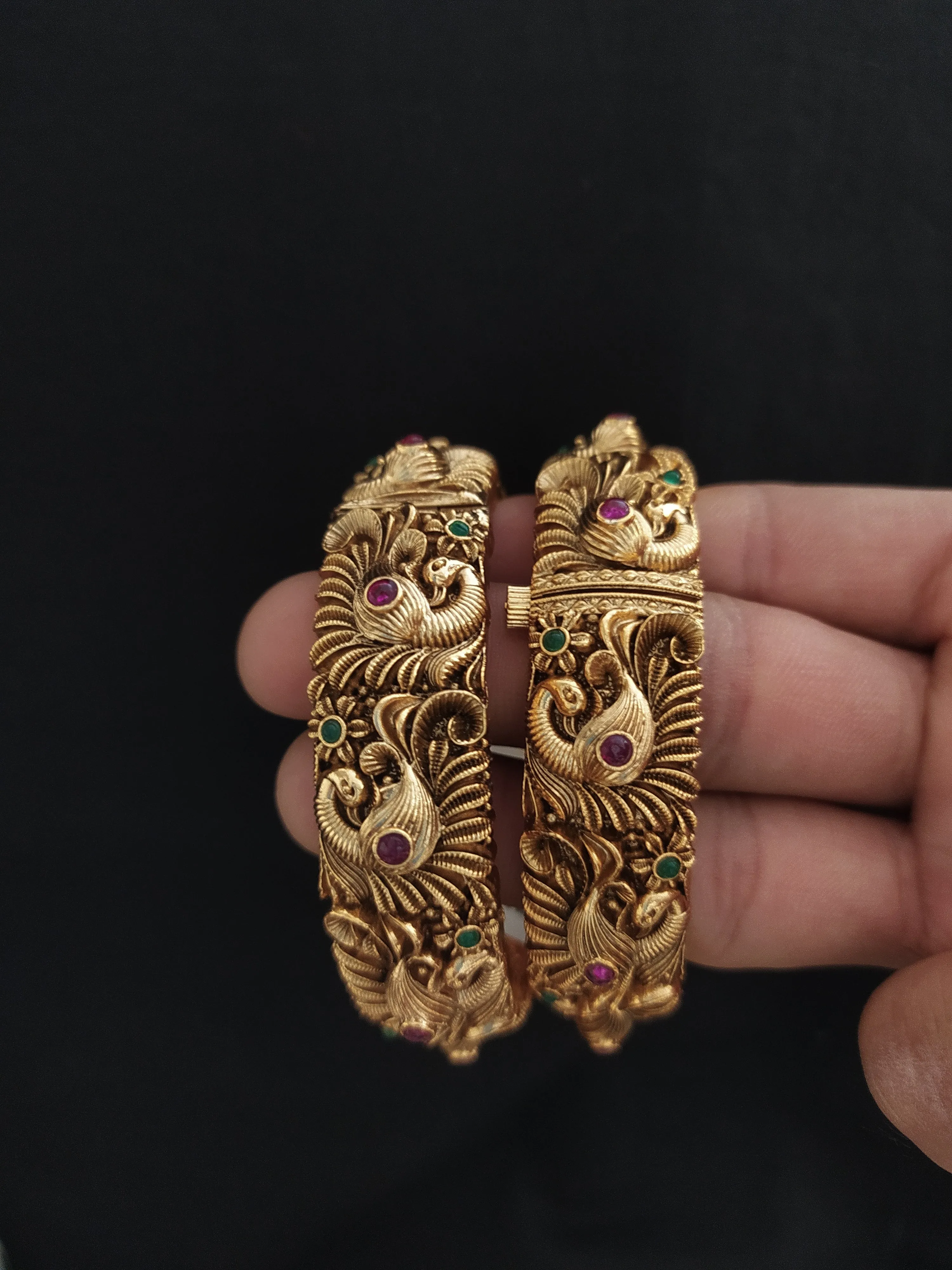 Amazing Peacock Design Kemp Stone Matt Finish Antique Screw Bangle