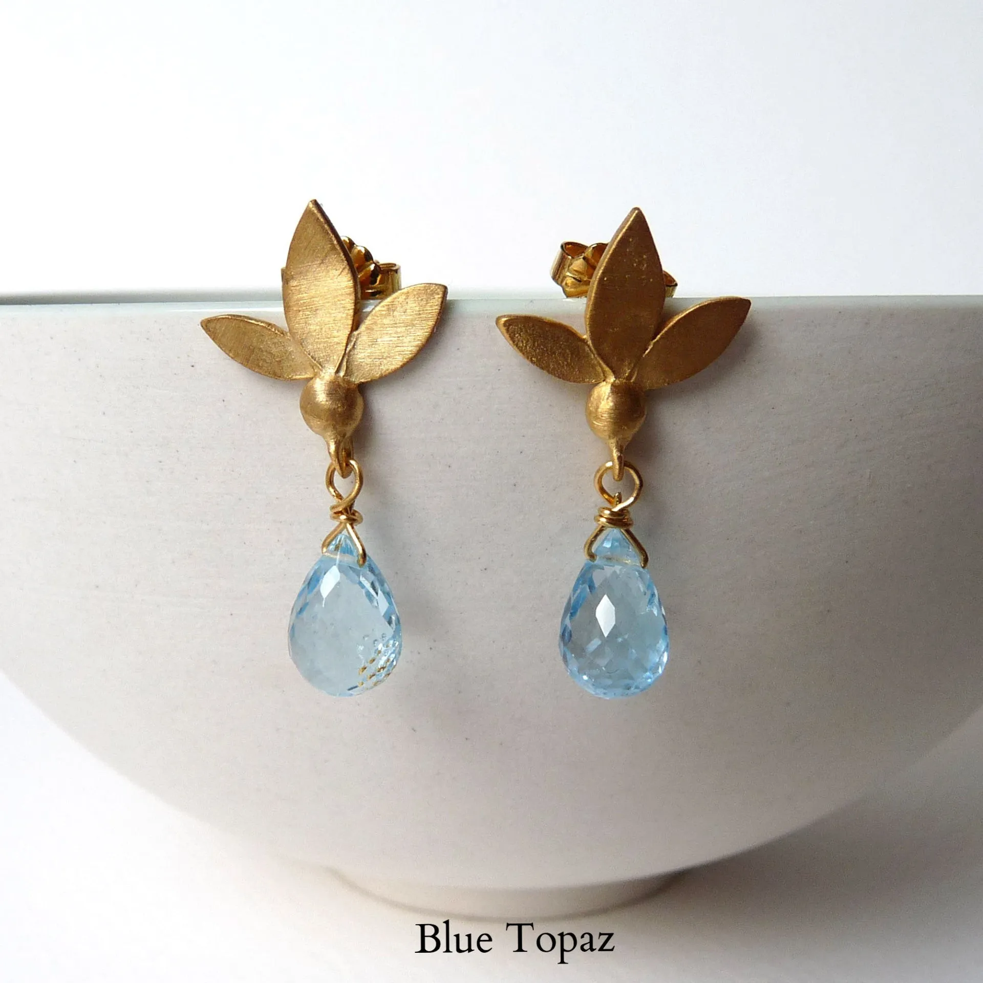 Ami Leaf Stud Earrings With Gemstone And Gold Plate