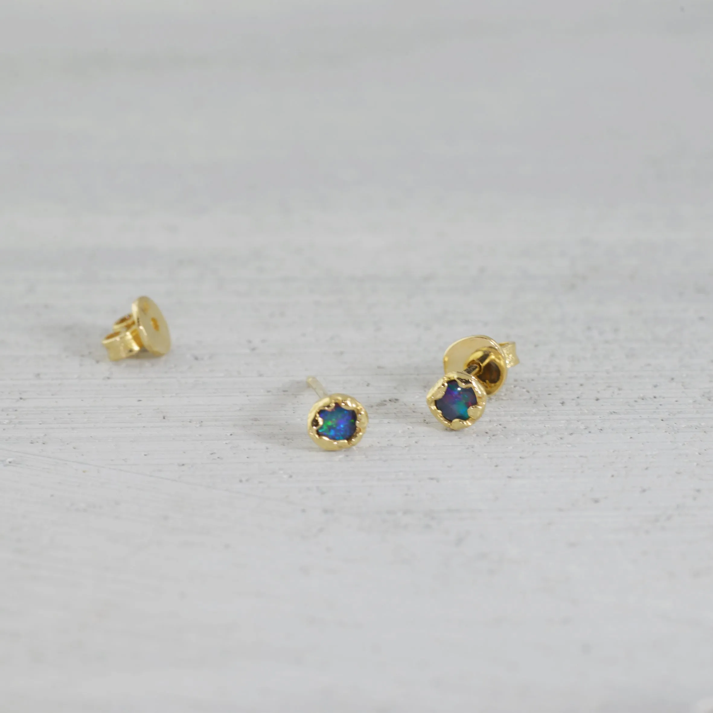 Opal mud stud Earring (3.5mm round / doublet opal / single)