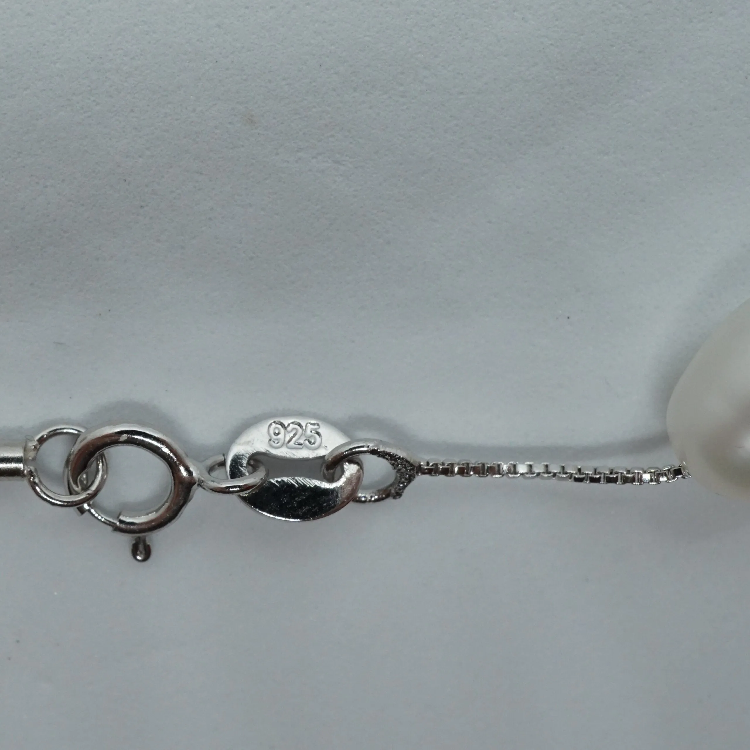 Violet X - Dainty pearl silver bracelet