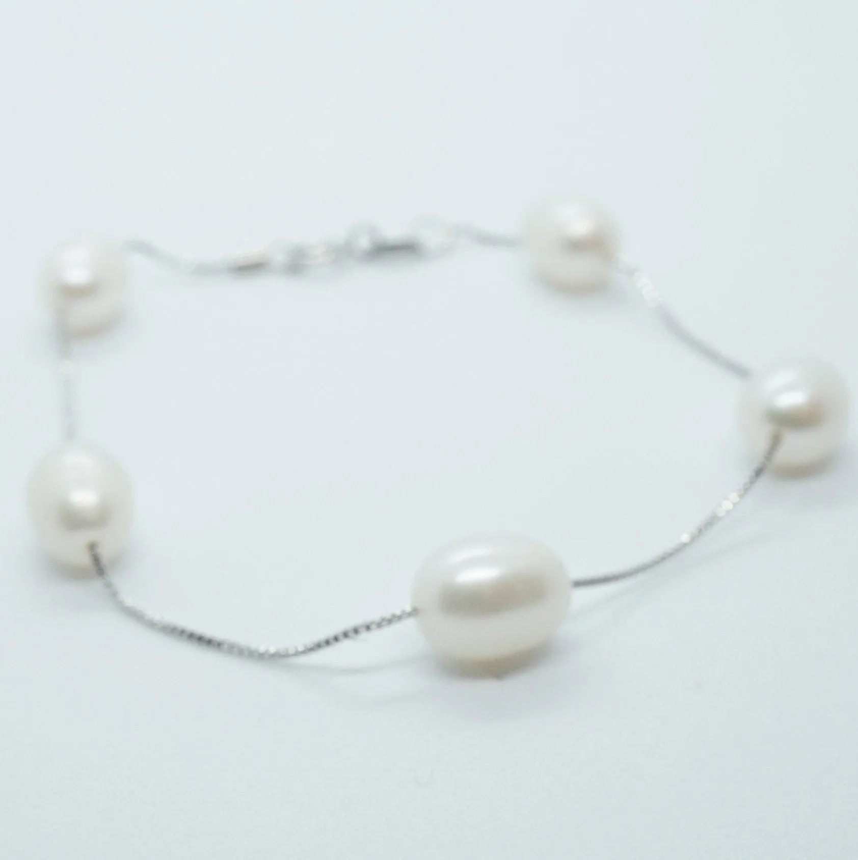 Violet X - Dainty pearl silver bracelet