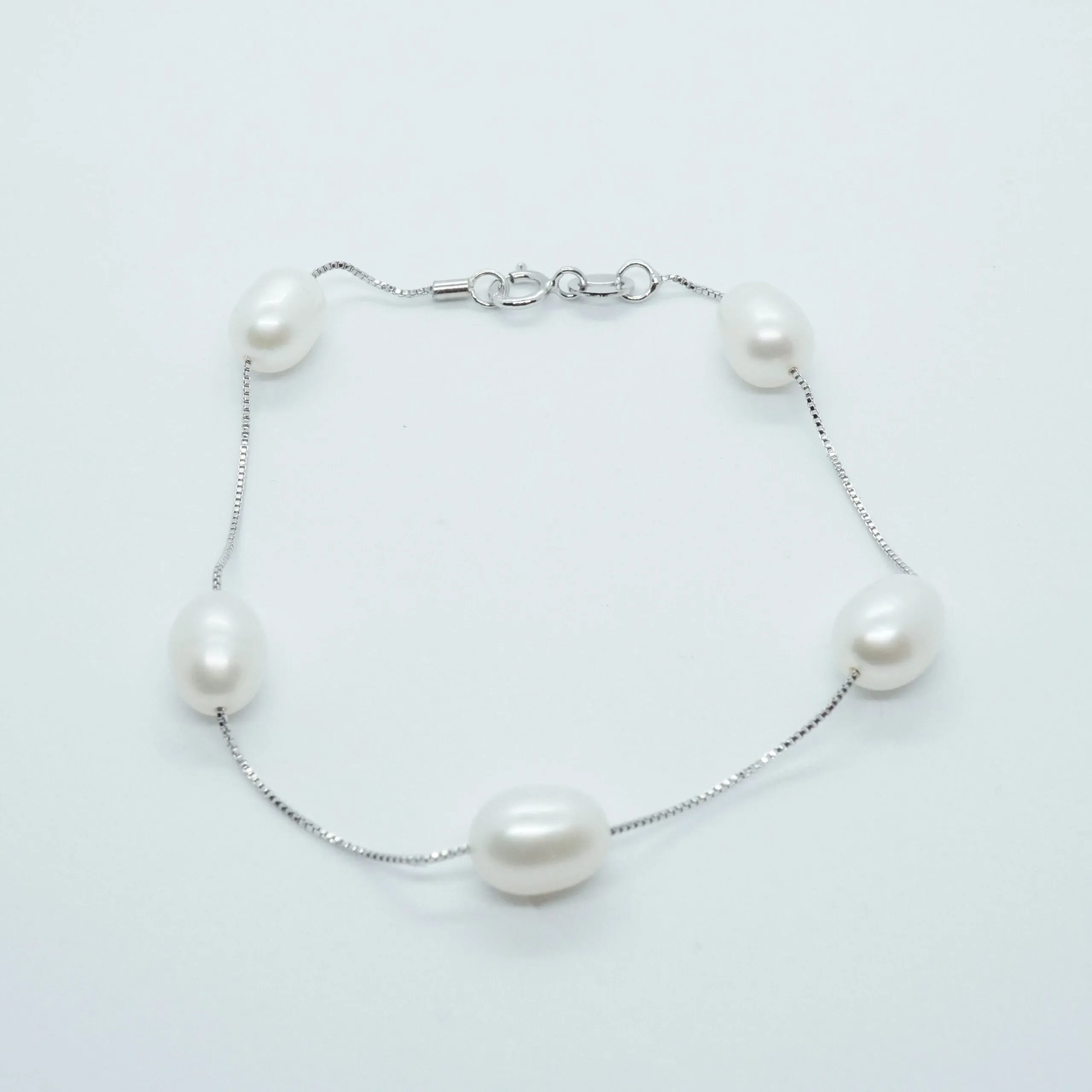 Violet X - Dainty pearl silver bracelet